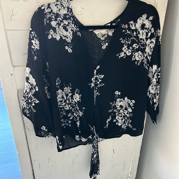 Black and white print that ties at the waist with long sleeves - Picture 1 of 2